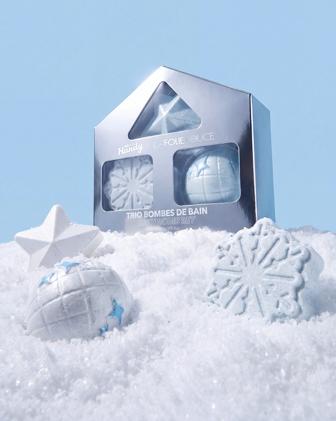 Bath Bomb Trio x La Folie Douce™ Merci Handy – star, ball and snowflake bath bombs in the snow
